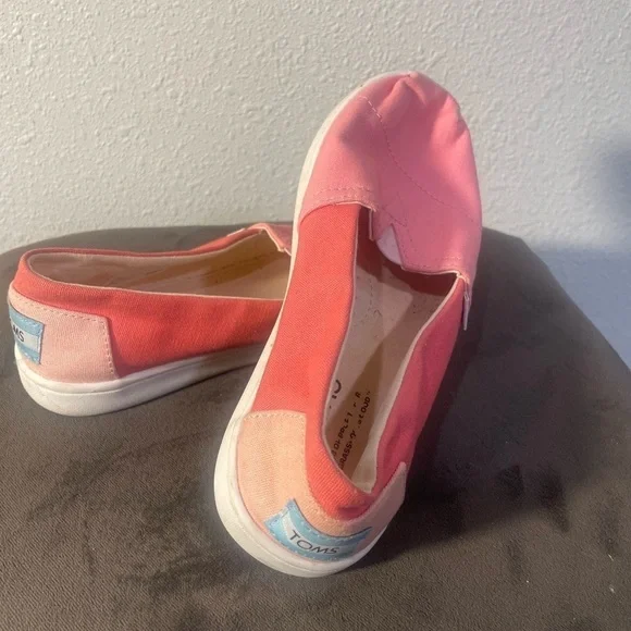Toms Kids’ Slip-on Shoes- US size 2 - Picture 1 of 6
